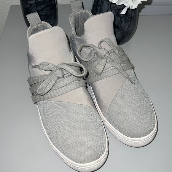 Steve Madden Sneakers - Picture 1 of 2